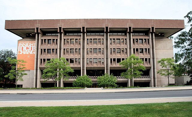 Fachada de la Bird Library de la Universidad de Syracuse