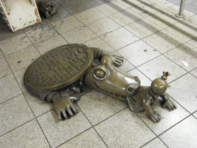 Pequeño monumento de un caimán en el metro de Nueva York
