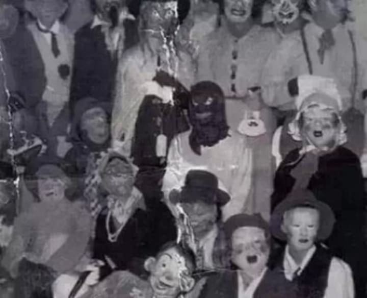 Grupo de chicos con máscara de terror
