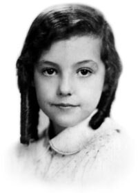 Retrato en blanco y negro de una niña con cabello oscuro y trenzas, mirada serena y expresión inocente, vestida con un abrigo claro.