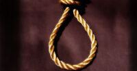 Nudo de cuerda de color dorado sobre un fondo oscuro, representando un lazo.