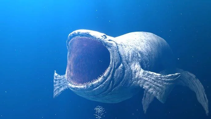 Pez prehistórico nadando en aguas profundas, mostrando su gran boca abierta, con un fondo azul que resalta su tamaño y características únicas.