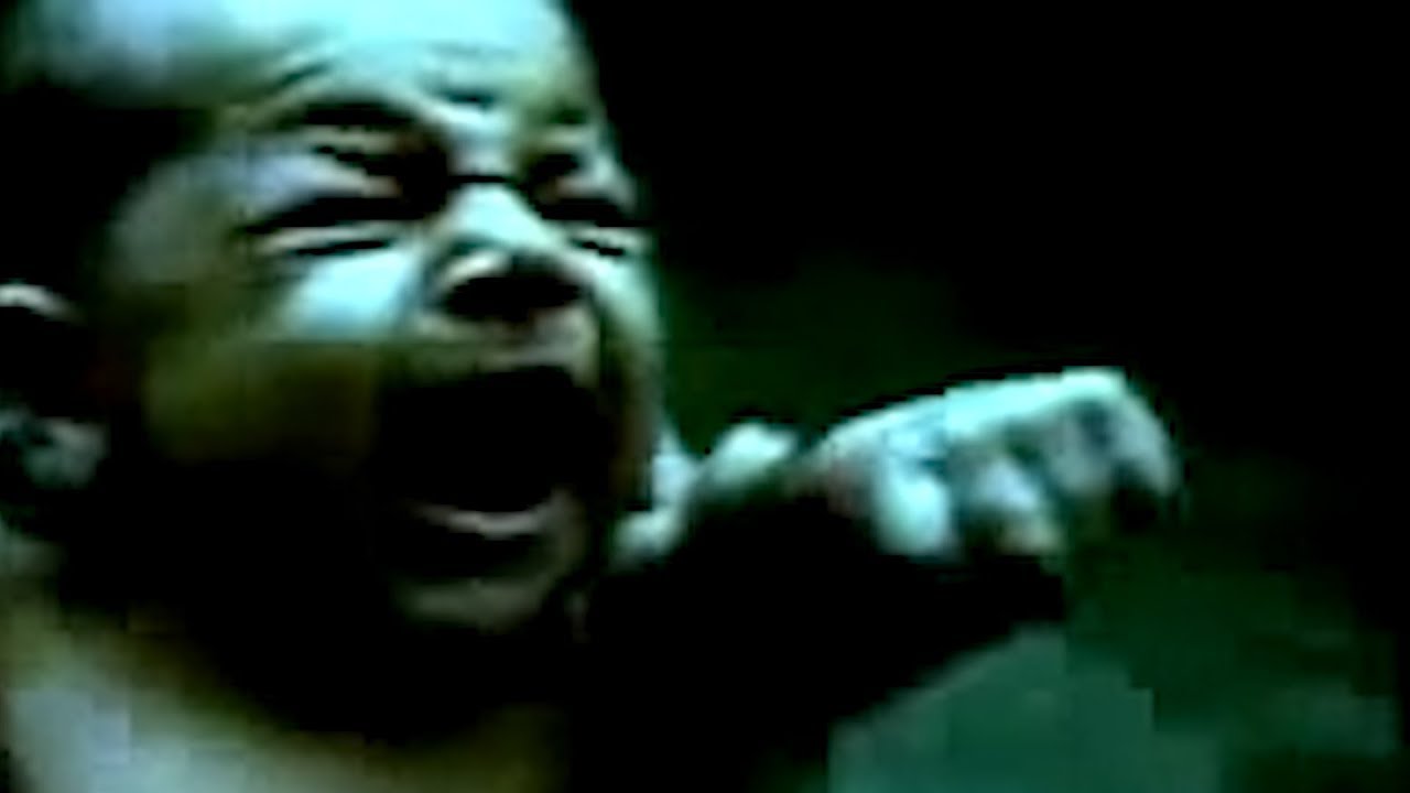 Bebé llorando con expresión de angustia en un entorno oscuro, mostrando emociones intensas y vulnerabilidad.