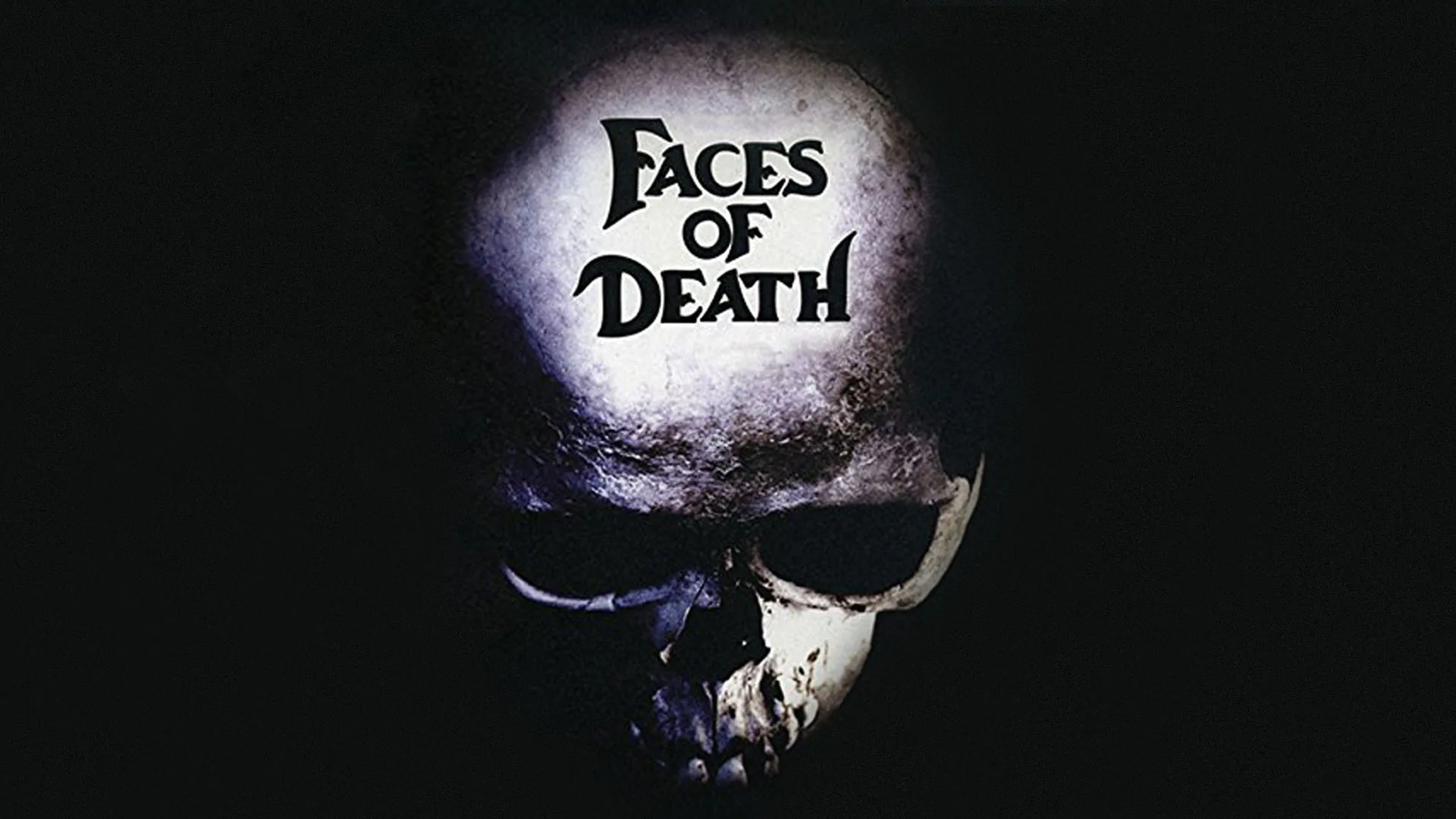 Portada de la película "Faces of Death", mostrando un cráneo con el título en letras grandes, sobre un fondo oscuro que evoca un ambiente macabro y misterioso.