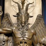 Estatua de Baphomet, figura simbólica con cabeza de cabra, alas y pentagrama, representando conceptos de dualidad y equilibrio en la filosofía esotérica.