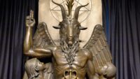 Estatua de Baphomet, figura simbólica con cabeza de cabra, alas y pentagrama, representando conceptos de dualidad y equilibrio en la filosofía esotérica.