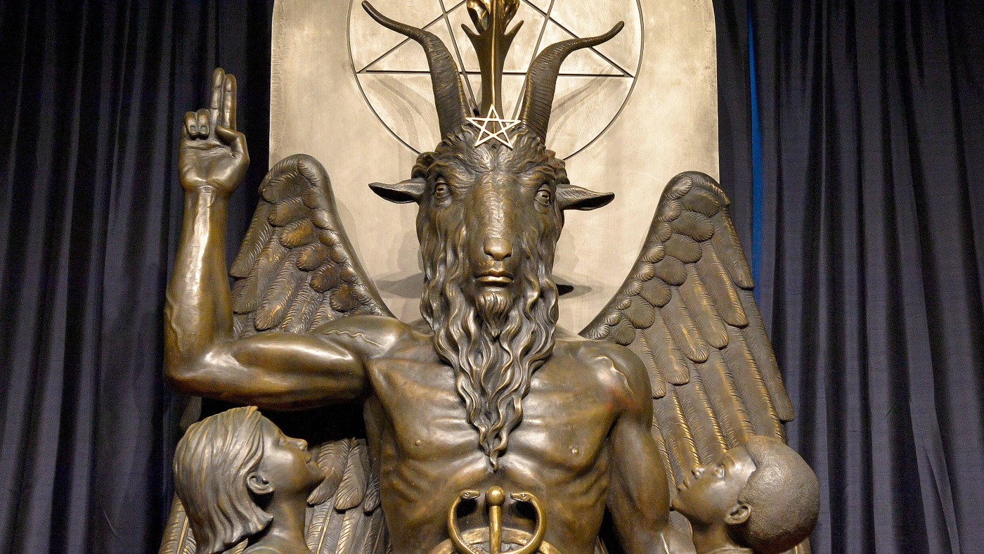 Estatua de Baphomet, figura simbólica con cabeza de cabra, alas y pentagrama, representando conceptos de dualidad y equilibrio en la filosofía esotérica.